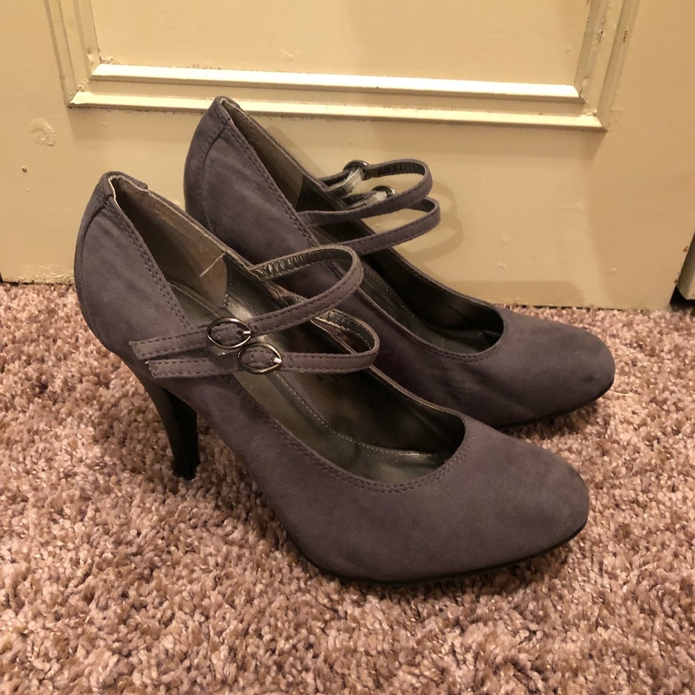 Gray shade heels with straps